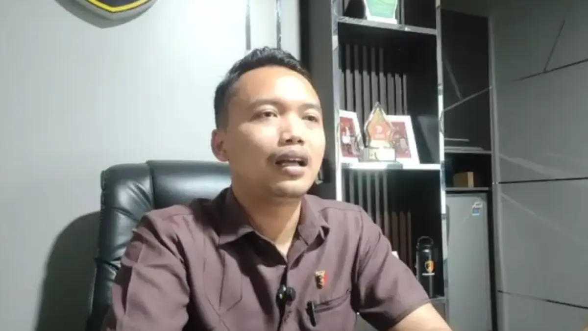 KETERANGAN PERS: Kasat Reskrim Polres Rembang, Iptu AKP Alva Zakya Akbar memberi keterangan pers kasus pembunuhan di Gandrirojo Sedan, Rembang. (TANGKAPAN LAYAR/RADAR PATI)