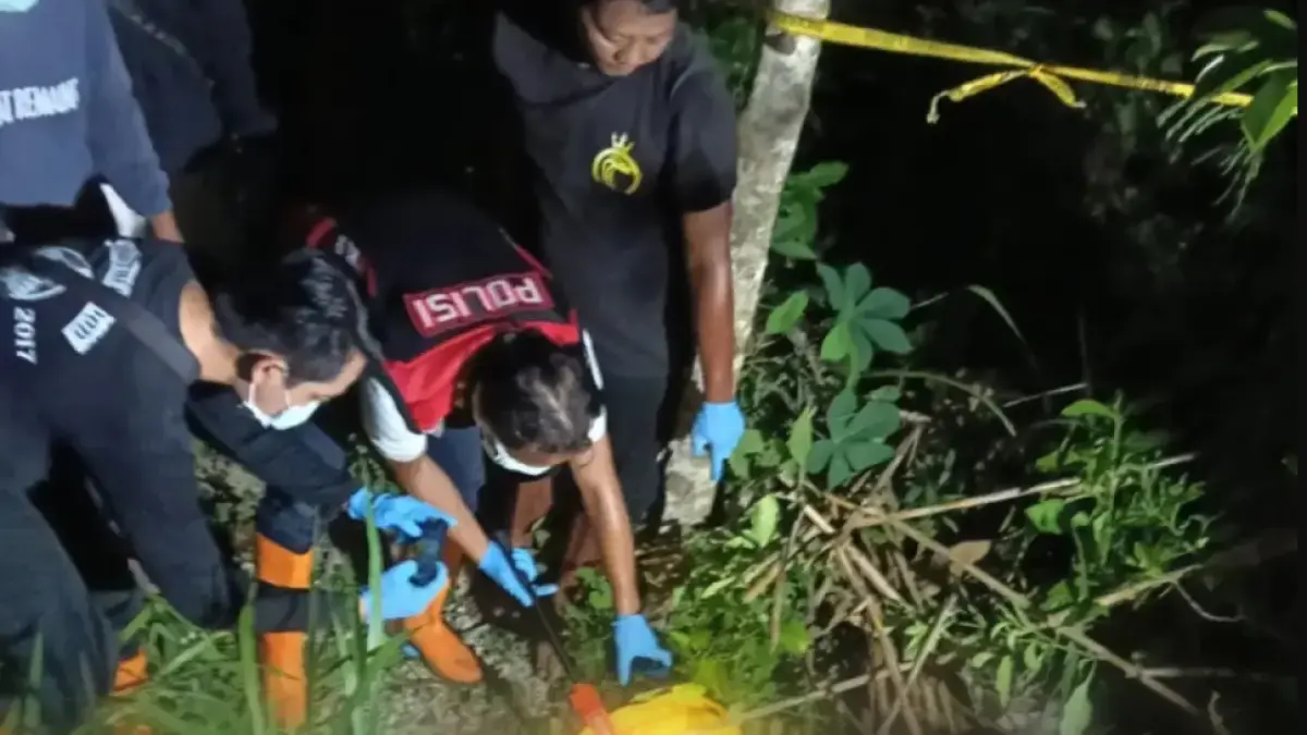 OLAH TKP: Para petugas dari Polres Rembang menggelar olah TKP penemuan mayat di Gandrirojo, Sedan, Rabu malam (29/4). (POLSEK SEDAN UNTUK RADAR PATI)