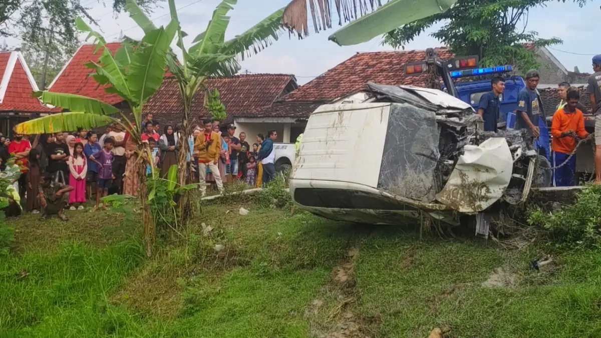EVAKUASI: Mobil yang tertempel KA Argo Bromo Anggrek dievakuasi. (SIROJUL MUNIR/RADARPATI)