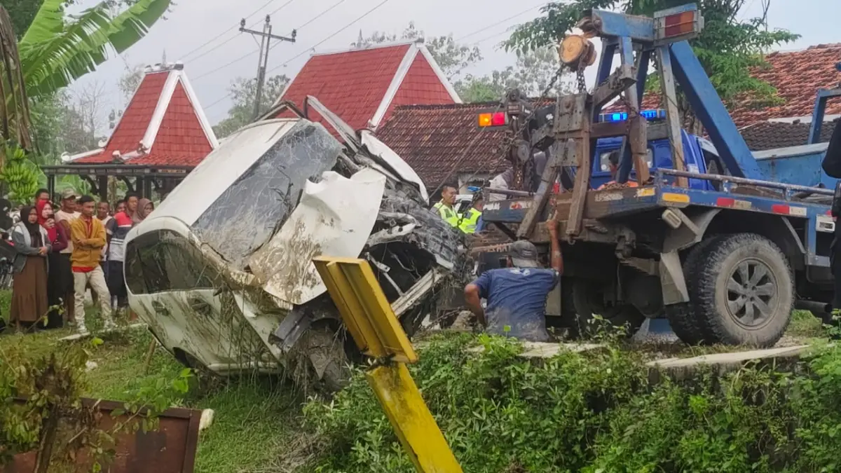 EVAKUASI: Mobil yang tertempel KA Argo Bromo Anggrek dievakuasi. (SIROJUL MUNIR/RADARPATI)