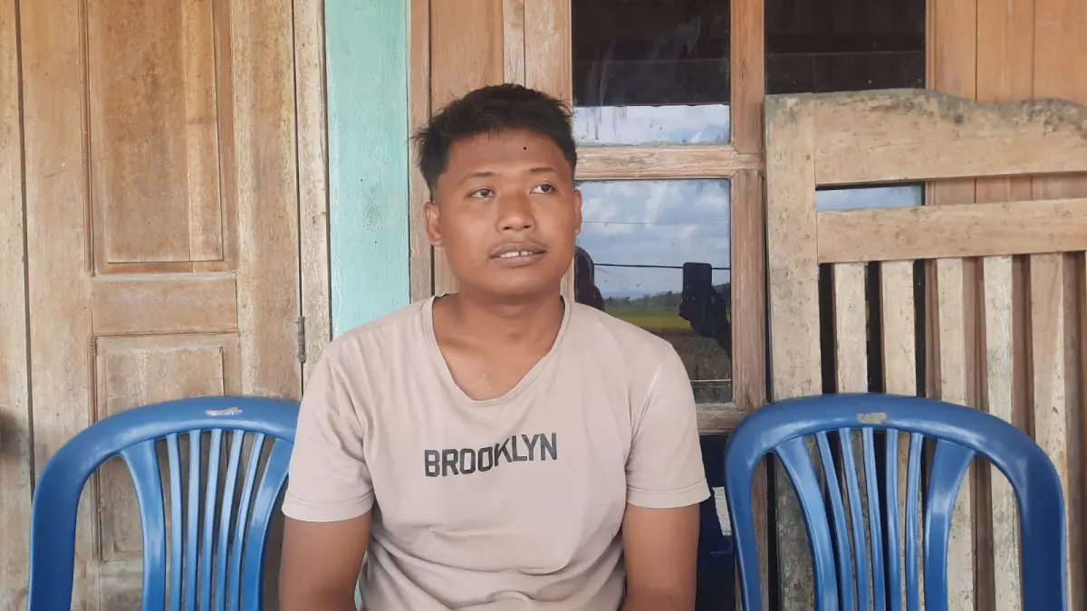 BERDUKA: Ahmad Deni Mutia, suami Indah Setiyowati saat di rumah duka.