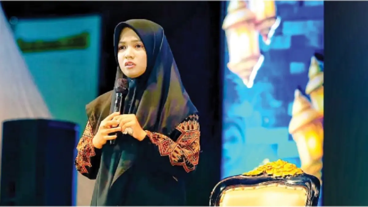 BERI CERAMAH: Ning Umi Lailatul Rahmah Hadi saat mengisi pengajian dalam rangka Kartini Mengaji di Alun-Alun Rembang, Kamis malam (30/4). (WISNU AJI/RADAR PATI)