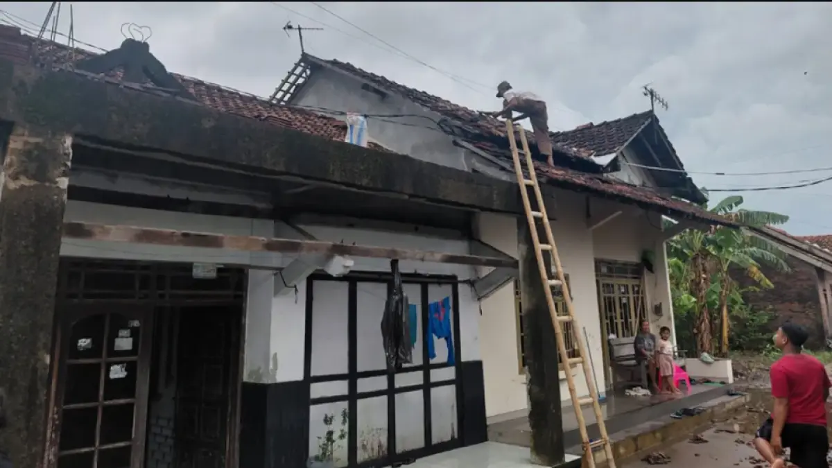 BPBD Kudus mengevakuasi material yang mengakibatkan rusaknya atap rumah warga dikarenakan hujan disertai angin kencang. (BPBD KUDUS untuk Radar PATI)