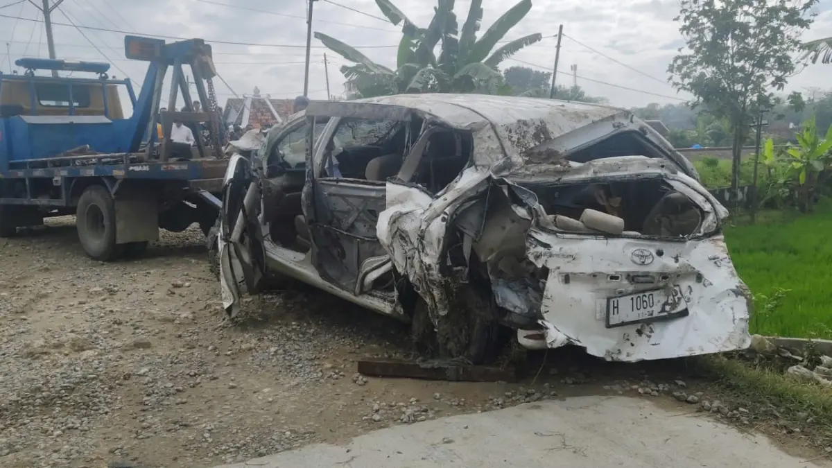
EVAKUASI: Mobil Avanza putih korban kecelakaan KAI sedang dievakuasi menggunakan truk derek untuk mengangkat mobil dari sawah ke jalan.  (SIROJUL MUNIR/RADAR PATI) 
