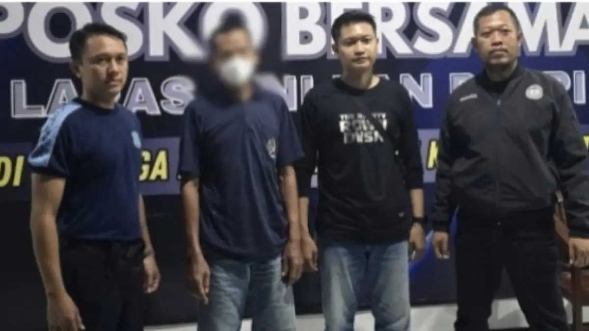 KEJARI PATI UNTUK RADAR KUDUS DIPERIKSA: Supar pelaku pengrusakan yang sempat kabur ditangkap di Kejari Pati. (ANDRE F/RADAR PATI)