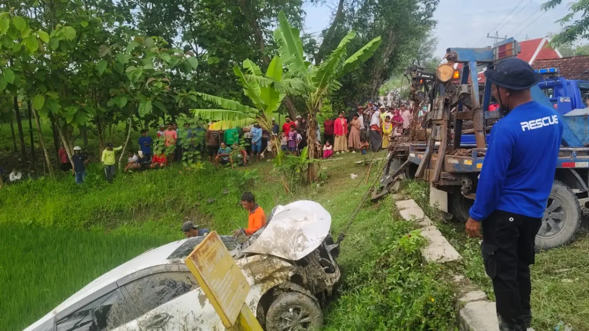 Mobil Toyota Avanza putih pengantar jemaah haji tertabrak KA Argo Bromo Anggrek. (1/5).