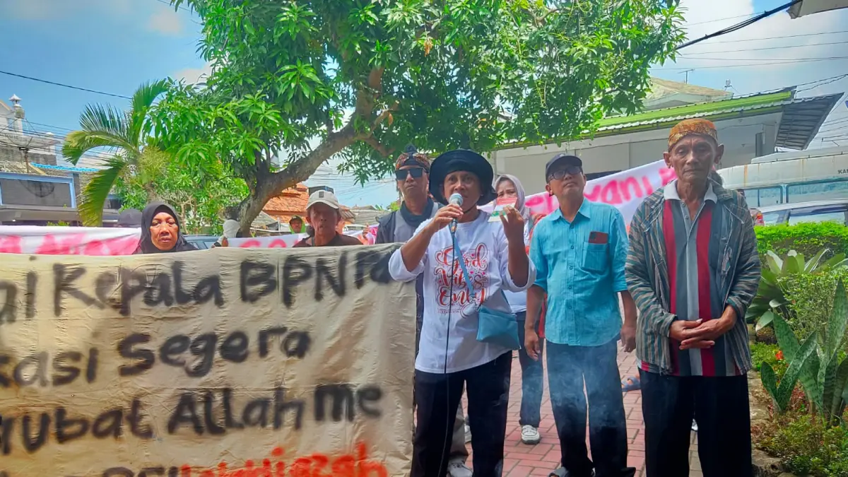 Warga Doropayung, Pati mendemo pembangunan koperasi desa merah putih di BPN Pati. (ANDRE F/RADAR PATI)