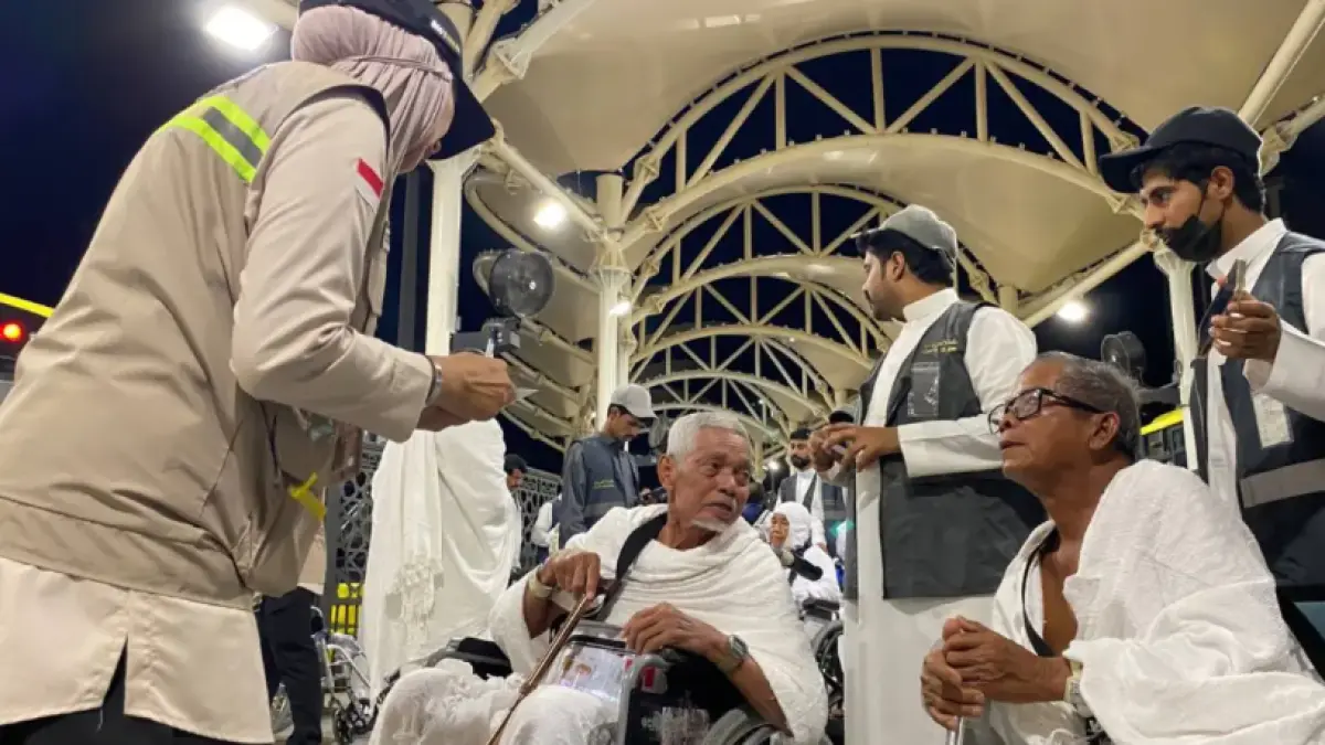 Jasa pendorong kursi roda resmi Masjidil Haram mengantarkan Jamaah Haji Indonesia kembali ke terminal Syib Amir Makkah, Sabtu (2/5/2026) malam. (Media Center Haji 2026/JPcom)