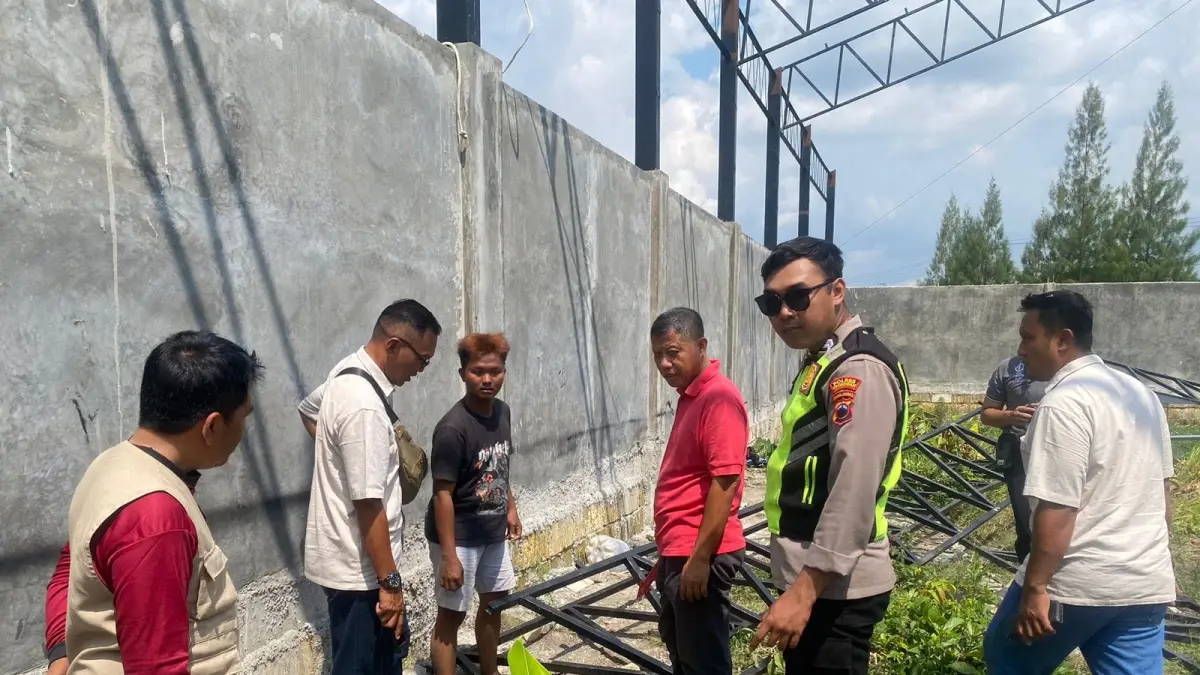 OLAH TKP: Petugas dari Polsek Gubug lakukan olah TKP pekerja tewas di pembangunan Merah Putih di Desa Mlilir, Kecamatan Gubug, Grobogan. (POLSEK UNTUK RADAR PATI) 
