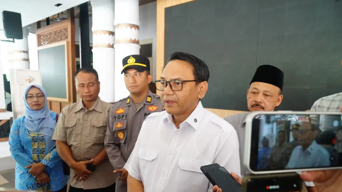 Plt Bupati Pati Risma Ardhi Chandra memberi keterangan mengenai pengusulan penutupan pondok pesantren di Tlogowungu yang tersandung kasus asusila, (3/5/2026). (Prokompim Pati/RADAR PATI) 