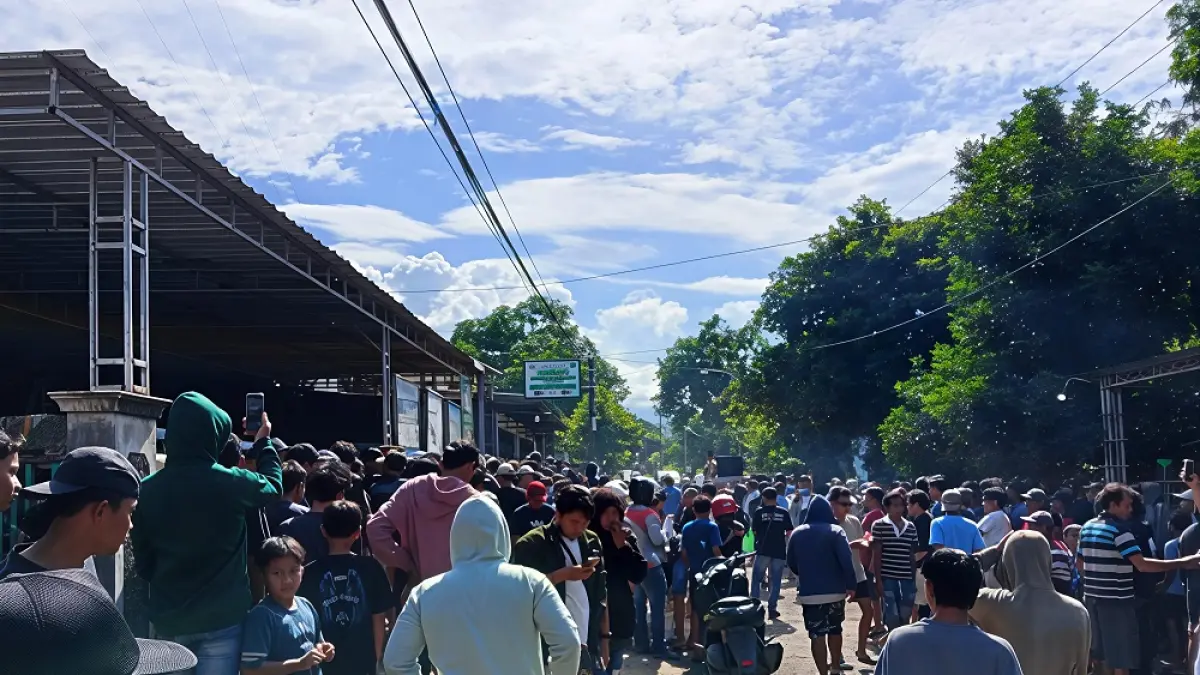 Ribuan warga menggeruduk Ponpes Ndolo Kusumo di Tlogowungu, Pati kemarin. 