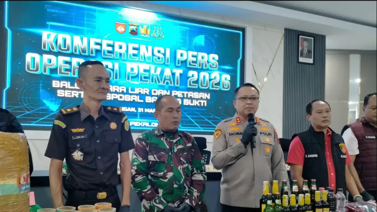 UNGKAP KASUS : Kapolres Pekalongan AKBP Rachmad C. Yusuf saat konferensi pers beberapa kasus termasuk pencabulan di Kesesi, Selasa 31 Maret 2026. (JPR)