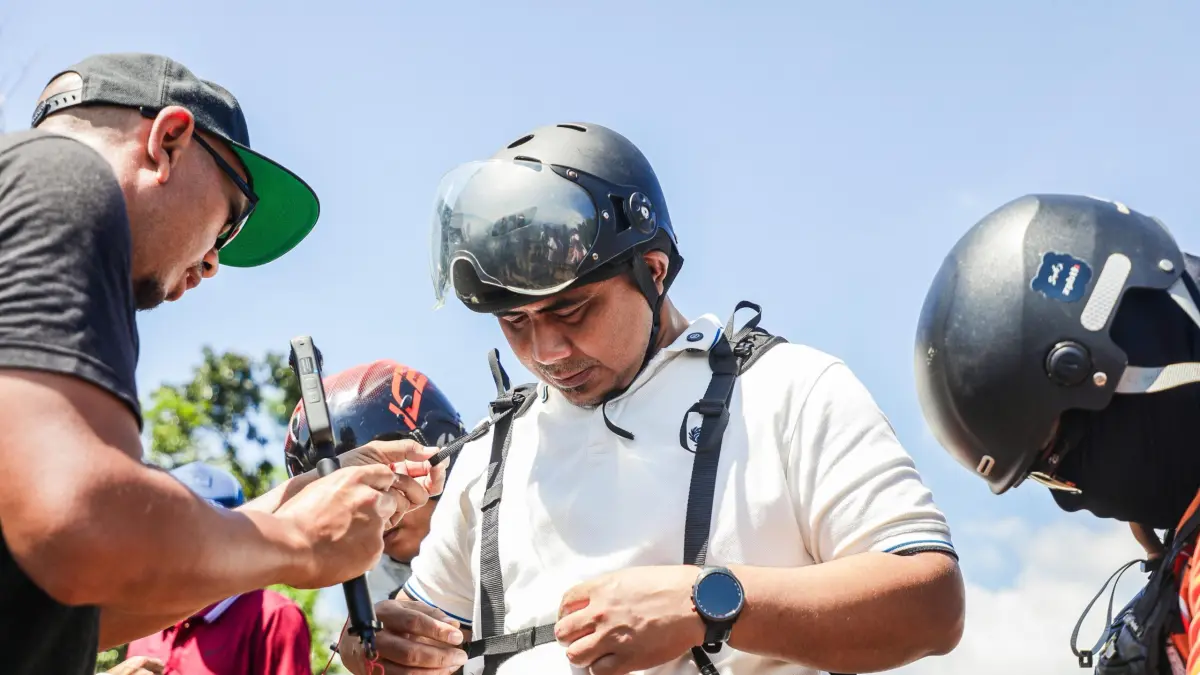  Wakil Gubernur Jawa Tengah Taj Yasin Maemoen merasakan pengalaman perdananya, menjajal paralayang di kawasan Curug Sewu, Kabupaten Kendal, Sabtu (2/5/2026).  (PEMPROV JATENG UNTUK RADAR PATI)
