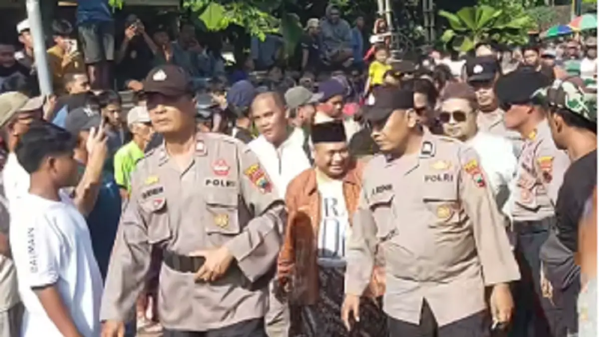 Situasi demonstrasi warga di depan Ponpes Ndolo Kusumo Pati. Oknum kiai ponpes ini diduga melakukan asusila.
