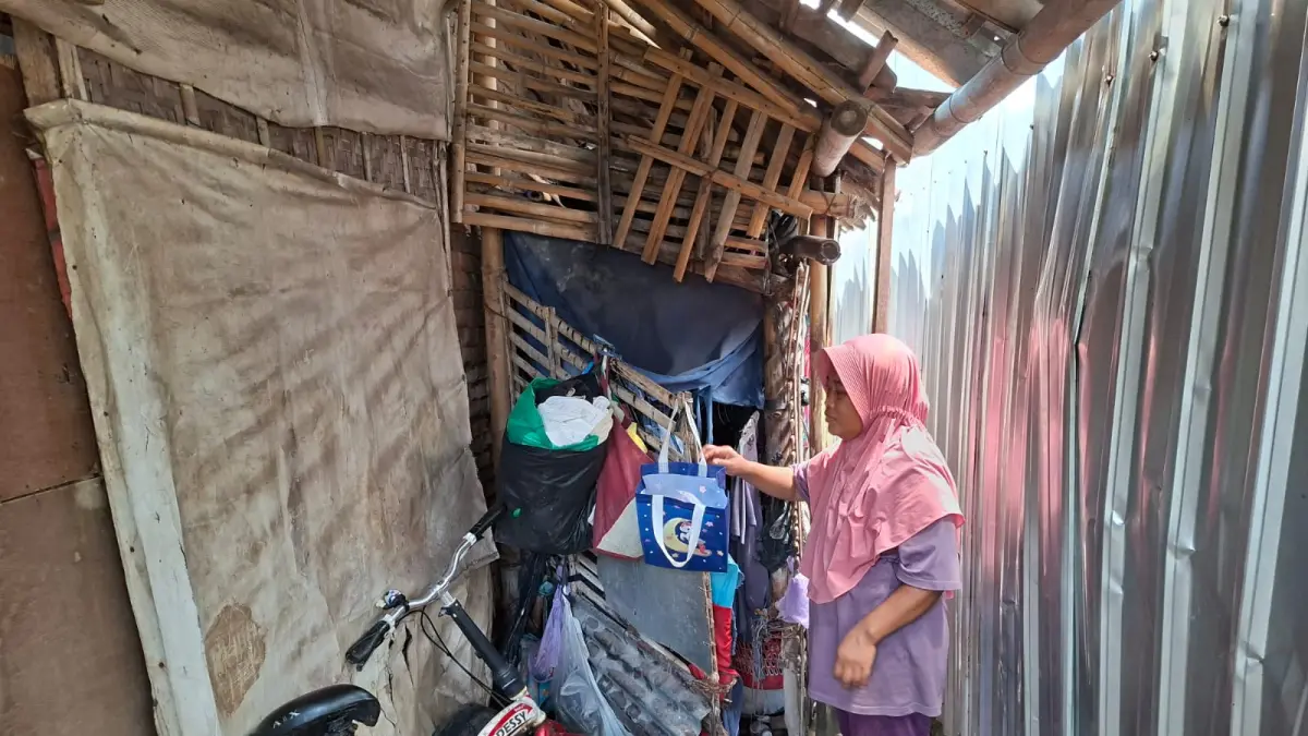 MIRIS: Sebuah keluarga bertempat tinggal di rumah berukuran 1x6 meter yang jauh dari kata layak di Desa Jepangpakis, Kecamatan Jati, Kudus, Selasa (5/5). (ANDIKA TS/RADAR PATI)
