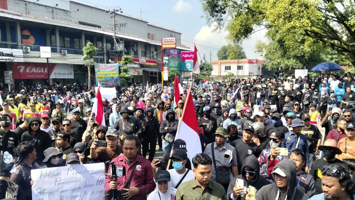 Ribuan nelayan di Pati demonstrasi harga solar tinggi, (4/5).