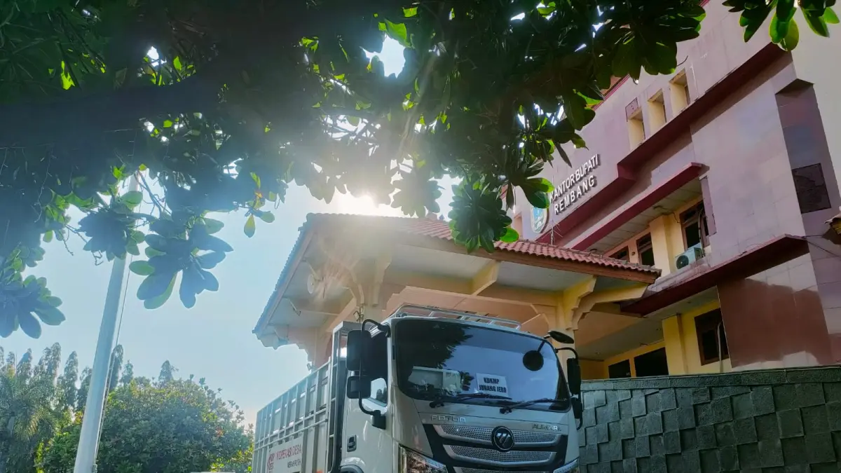 
TERDISTRIBUSI: Pengurus KDMPM dan kepala desa menerima truk Foton di halaman kantor bupati Rembang, Sabtu (2/5).  (WISNU AJI/RADAR PATI)
