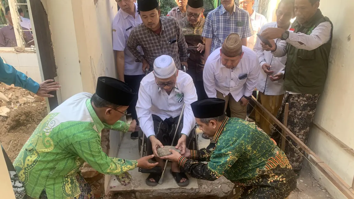 GROUNDBREAKING: Rois Syuriah PCNU Kabupaten Kudus KH Ulil Albab Arwani meletakkan batu pertama pembangunan Klinik Medika H. Djalal Sidiq MWC NU Jati di Desa Loram Wetan, Jati Kudus, Rabu (6/5). (ABDUL ROCHIM/RADAR PATI) 