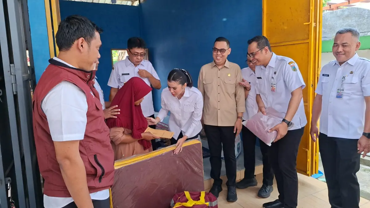

SILATURAHMI:&nbsp;Wabup Kudus Bellinda Putri Sabrina Birton meninjau dan memberikan bantuan kepada Keluarga Sutinah di salah satu kios Pasar Jepangpakis yang akan ditempati sementara, Rabu (6/5). (ANDIKA TRISNA SAPUTRA/RADAR PATI)