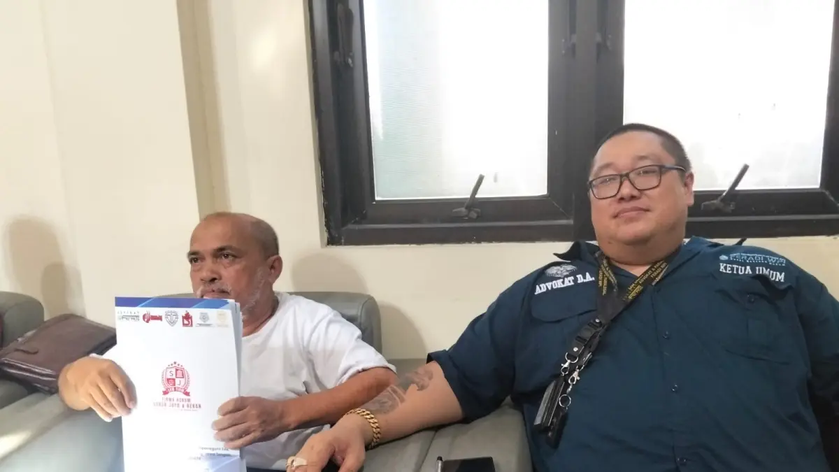 Donny Andretti, pengacara, (kanan) bersama kliennya Kuswandi (kiri). (ANDRE F/RADAR PATI)