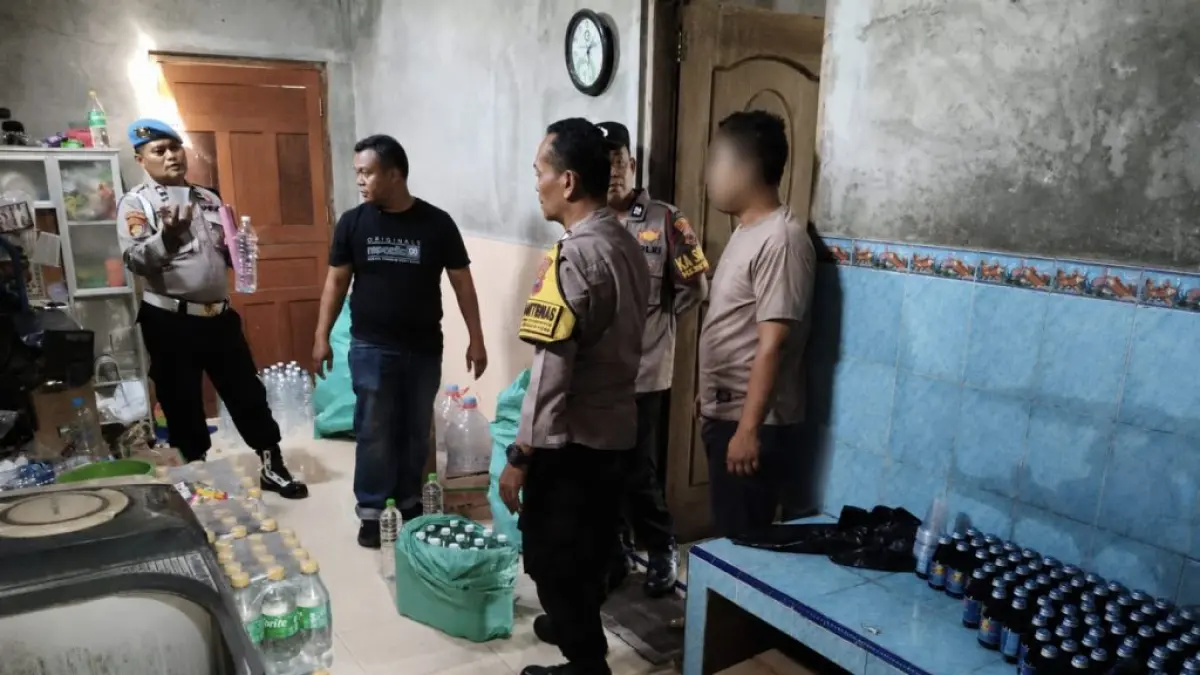 Penjual minuman keras (miras) "es moni" di Undaan Kudus digerebek polisi, (6/5). (POLSEK UNDAAN/RADAR PATI)