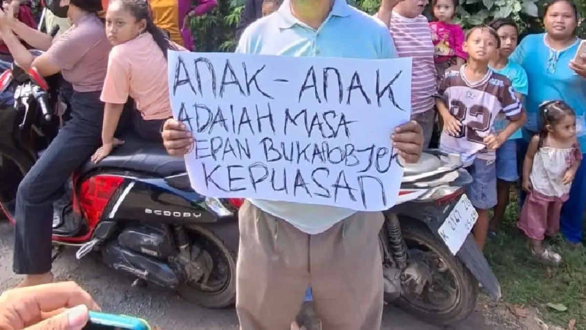 Warga di Pati protes kiai cabuli 50 santriwati dengan tulisan. (ULIL ALBAB/RADAR PATI)