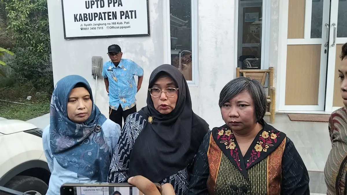 
BERDIRI: Komnas HAM, Ombudsman, dan KPI mendatangi Dinsos Pati pada Jumat (8/5). (ANDRE FAIDHIL FALAH/RADAR PATI)