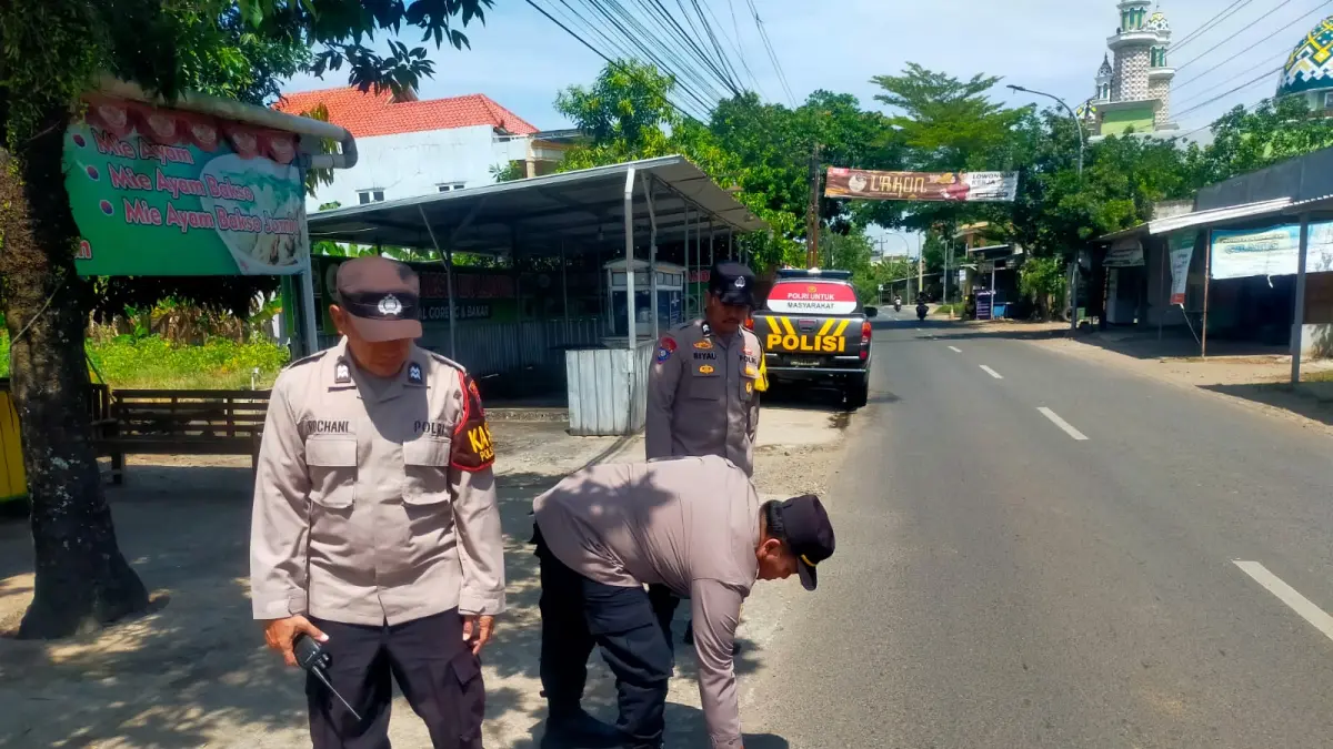Polisi mendatangi lokasi kejadian kekerasan dengan senjata tajam di Dawe, Kudus. (POLSEK DAWE/RADAR PATI)
