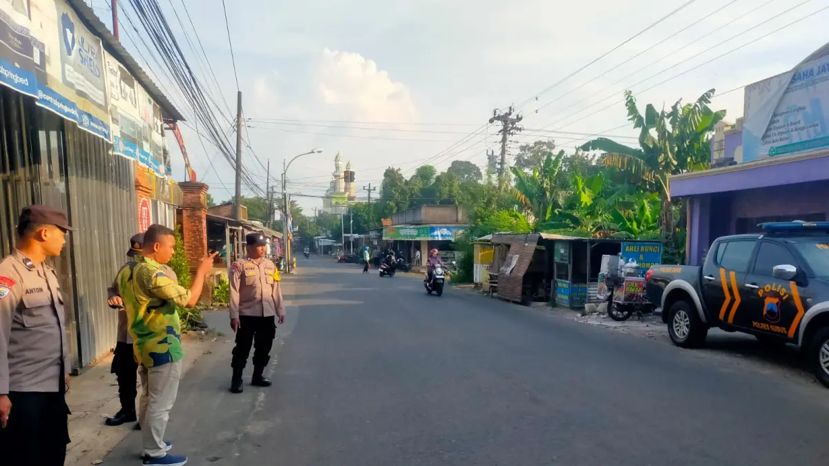 Polisi mendatangi lokasi kejadian kekerasan dengan senjata tajam di Dawe, Kudus. (POLSEK DAWE/RADAR PATI)