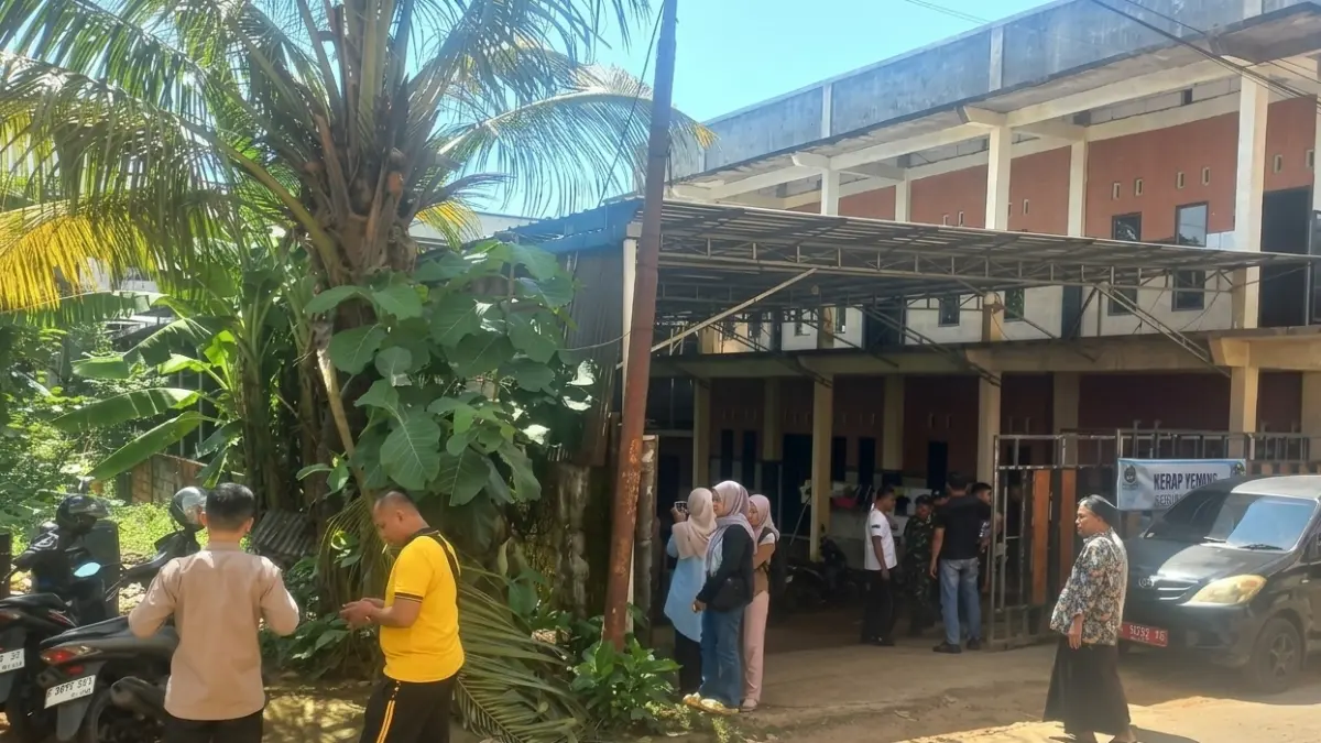 SEPI: Jajaran aparat tengah melakukan sidak di Ponpes Al Anwar Matingan, yang nyaris tanpa aktivitas kegiatan belajar mengajar pada Jumat (8/5) siang. (FIKRI THOHARUDIN/RADAR PATI)
