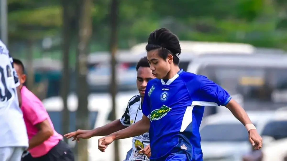 
BERMAIN LEPAS: Pemain EPA Persiku Maulana Aldiansyah berusaha melewati pemain EPA Persipura. (EPA PERSIKU UNTUK RADAR PATI)