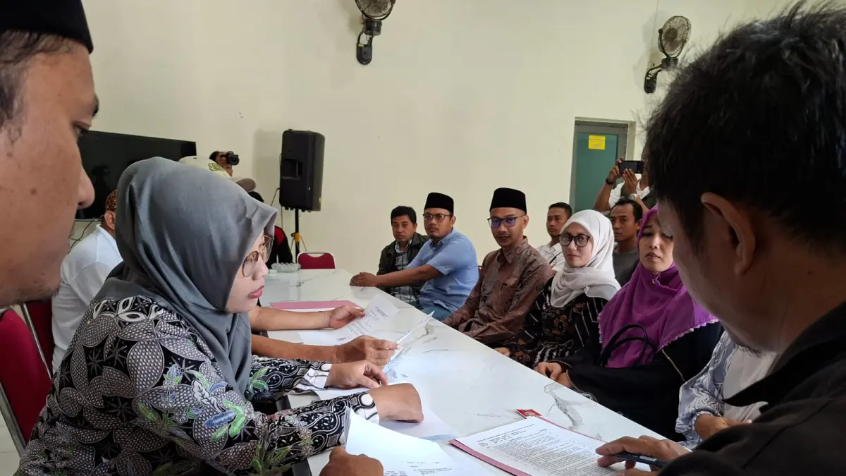 
DAFTAR: Salah satu calon PAW Kades Loram Kulon melengkapi berkas pendaftaran di Balai Desa Loram Kulon, Jumat (8/5). (ANDIKA TRISNA SAPUTRA/RADAR PATI)