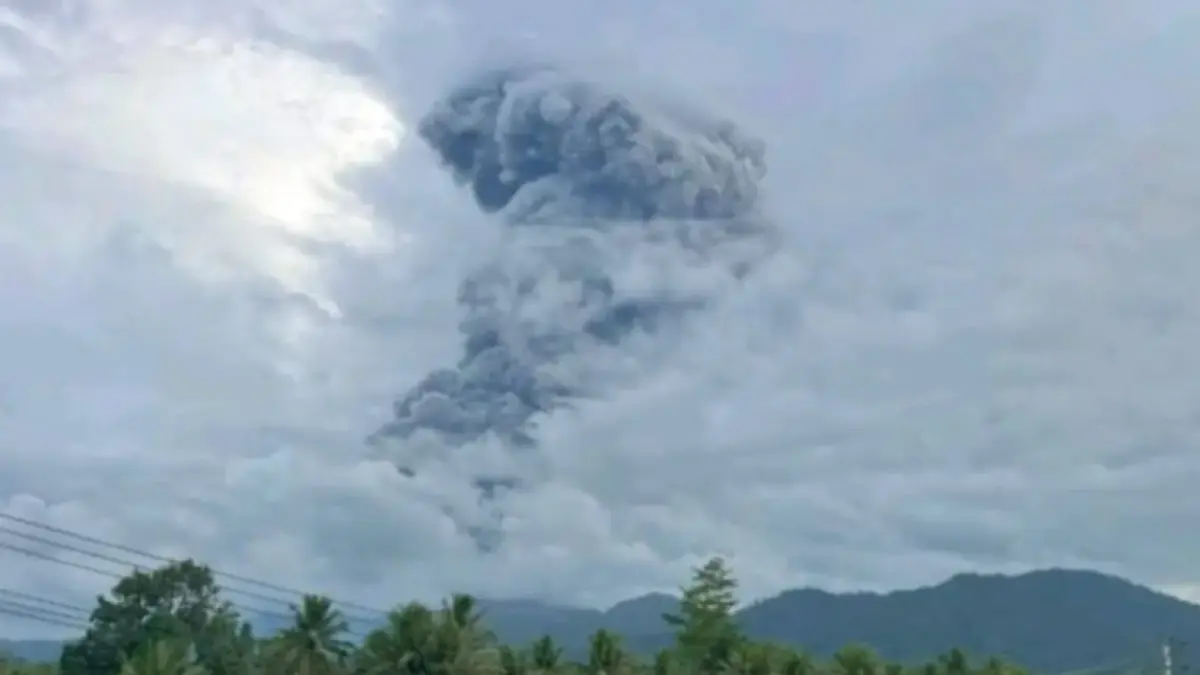 Gunung Dukono di Halmahera Utara, Maluku Utara, Kembali Erupsi dan menyemburkan abu vulkanik Setinggi 4.000 Meter. (Antara/JPcom)