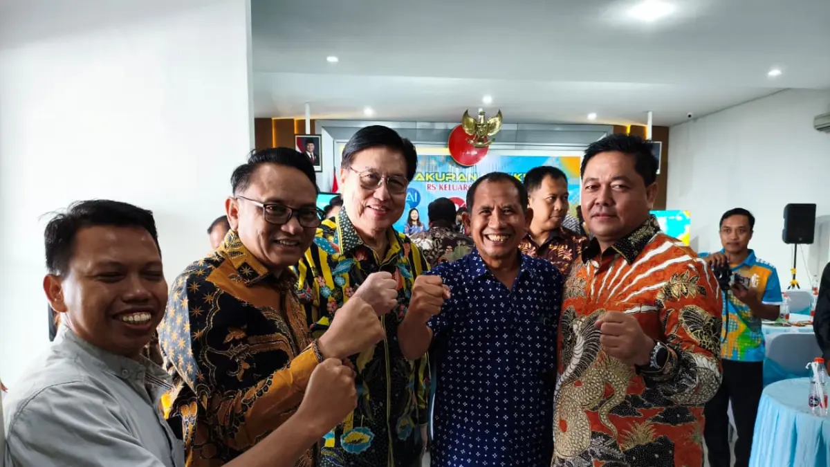 HUT RS KSH: GM Radar Kudus Zainal Abidin, Plt Bupati Pati Risma Ardhi Chandra, Direktur PT Keluarga Sehat Benny Purwanto, Direktur Radar Kudus Baehaqi dan Ketua DPRD Pati Ali Badrudin. (dari kiri ke kanan). (ULIL ALBAB/RADAR PATI) 