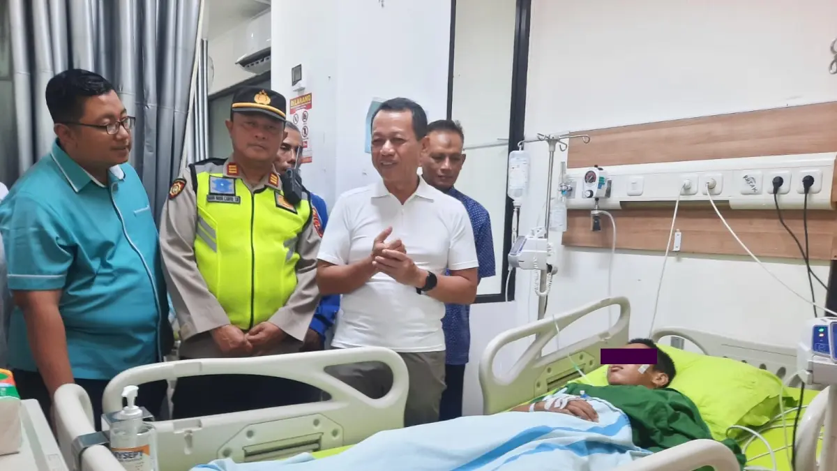 
JENGUK KORBAN: Bupati Kudus Sam’ani Intakoris menjenguk korban pembacokan di ruang PICU-NICU RSUD dr. Loekmono Hadi Kudus. (INDAH SUSANTI/RADAR PATI)