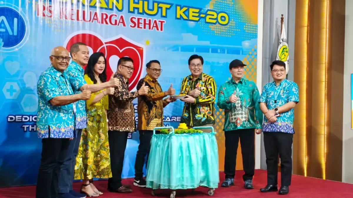 Potong tumpeng tasyakuran HUT ke-20 RS KSH Pati dihadiri langsung Plt Bupati Pati Risma Ardhi Chandra. 

