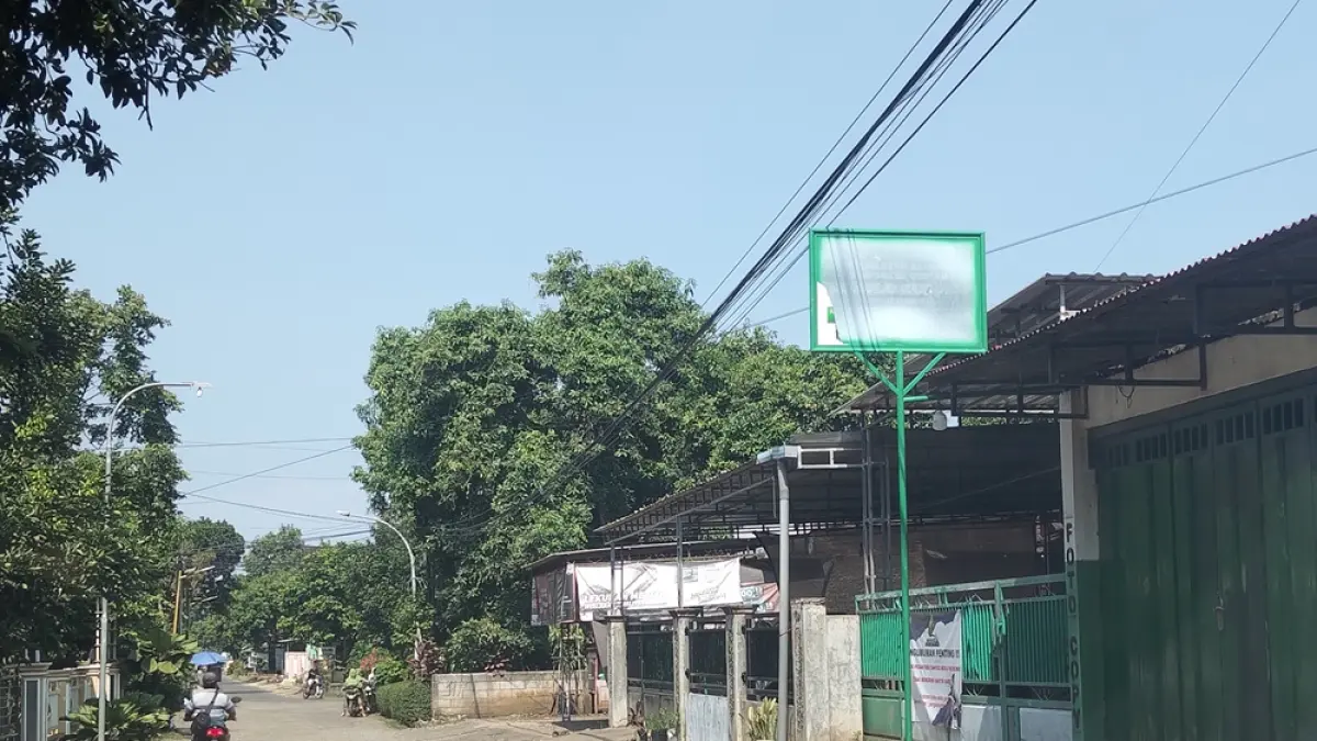 LEWAT: Warga setempat melintasi Ponpes Ndolo Kusumo Tlogowungu Pati belum lama ini. (ANDRE FAIDHIL FALAH/RADAR PATI)