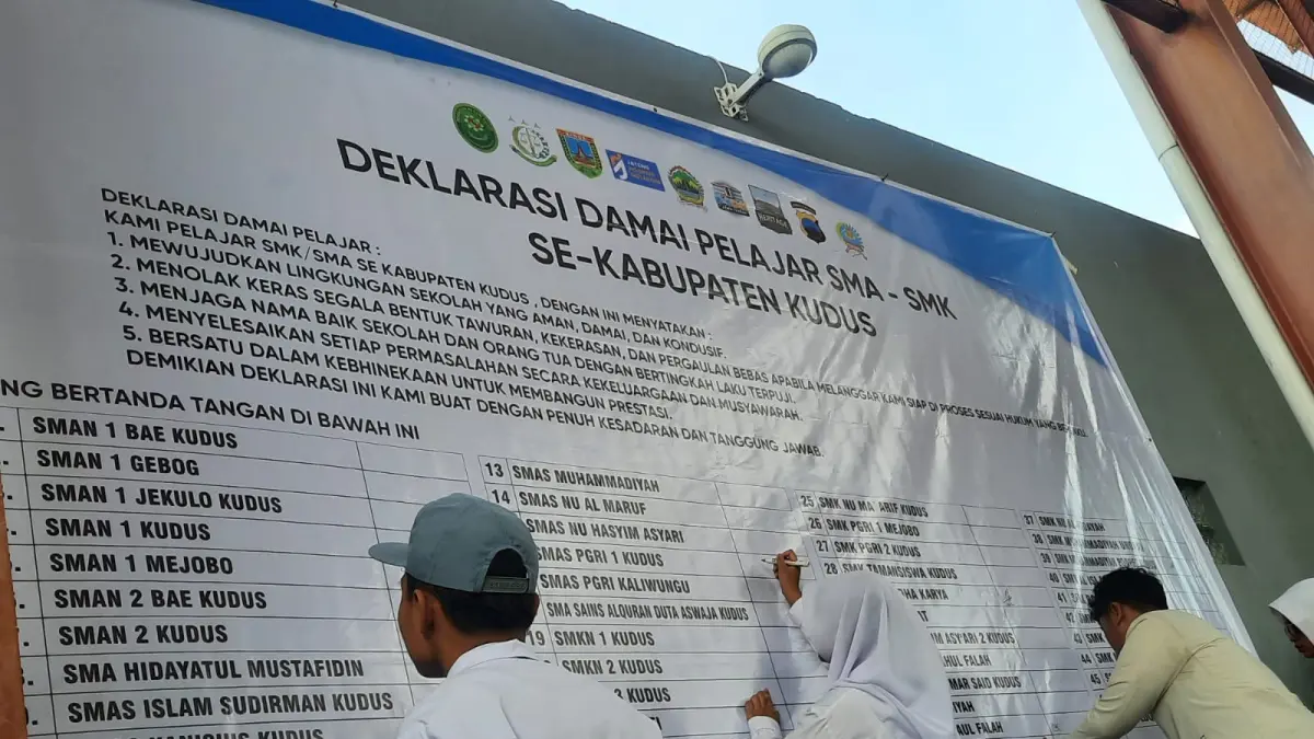 Pelajar SMA/SMK se-Kabupaten Kudus meneken deklarasi damai, (11/5).