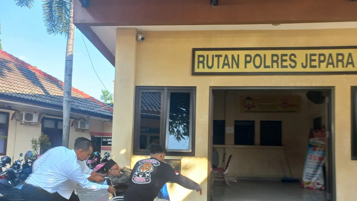TERSANGKA: Abi Jamroh, digelandang masuk ke Rutan Mapolres Jepara pada Senin (11/5) menjelang sore. (FIKRI THOHARUDIN/RADAR PATI)
