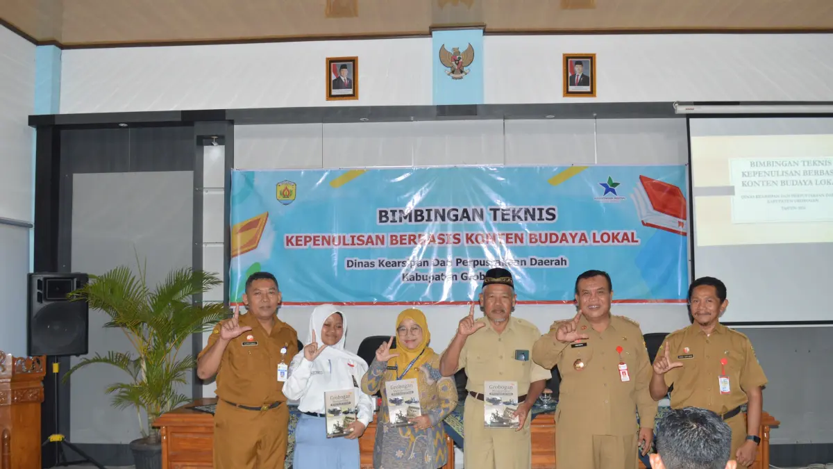 BUKA PELATIHAN – Kepala Dinarpusda Grobogan Supriyanto membuka acara pelatihan bintek mulis berbasis budaya lokal di lantai dua aula Dinarpusda setempat, Selasa (12/5). 