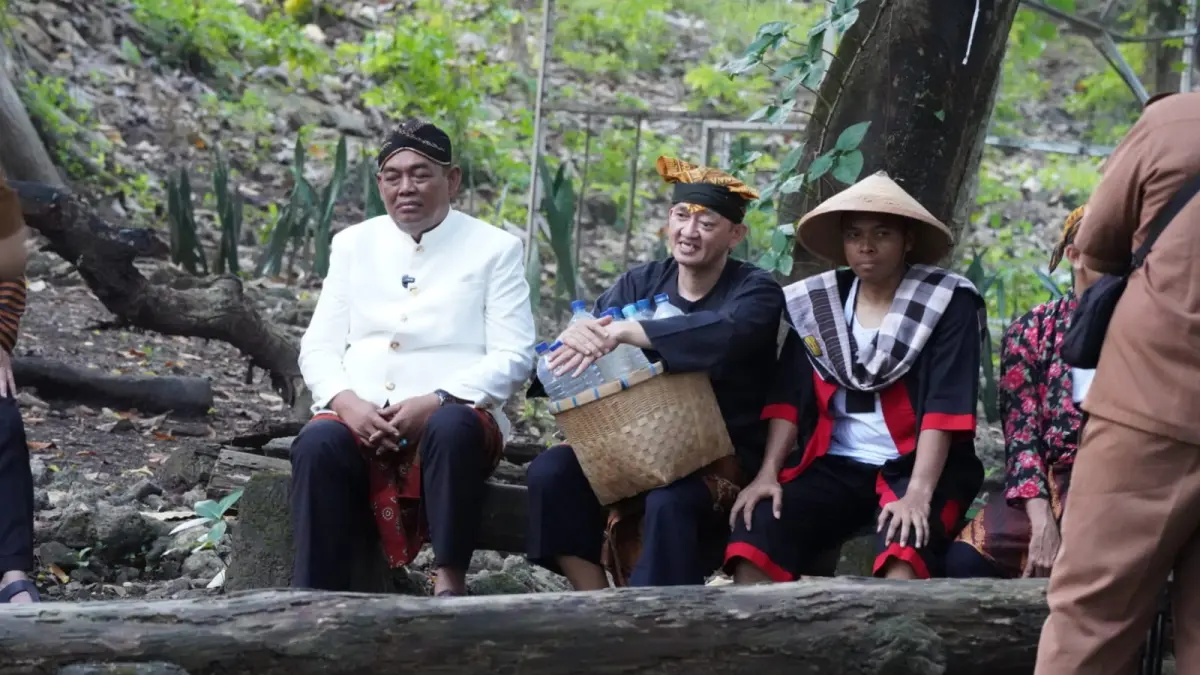 BERIKAN ARAHAN – Dari kiri Lurah diperankan Bupati Grobogan Setyo Hadi sedang memberikn nasehat kepada Penjual jamu diperankan Kajari Grobogan Sefran Haryadi dan Penggembala diperankan Dandim Grobogan Letkol wefri Sandiyanto sedang bermain peran dalam film Jaka Tarub di Sendang Sinawah Kronggen Brati.