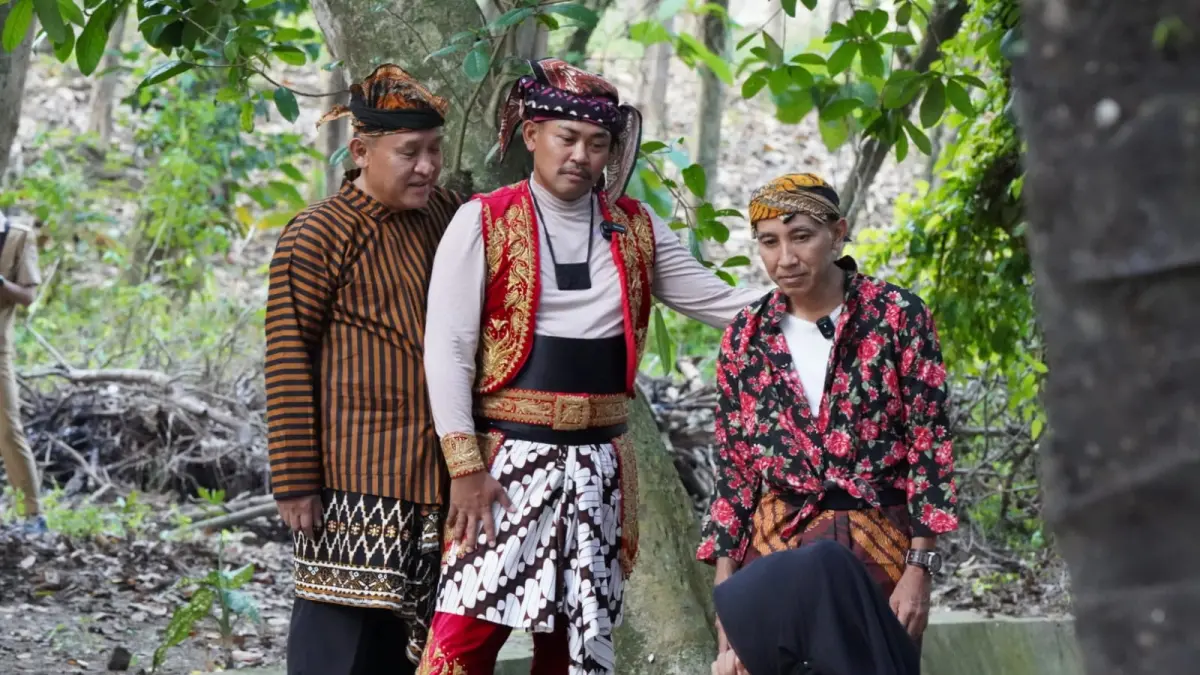 BERMAIN PERAN – Wakil Bupati Grobogan Sugeng Prasetyo menjadi Kawulo dan Kapolres Grobogan AKBP Ike Yulianto menjadi Joko Tarub dan Sekda menjadi Parto bermain film di Goa Sinawah Kronggen, Brati. 