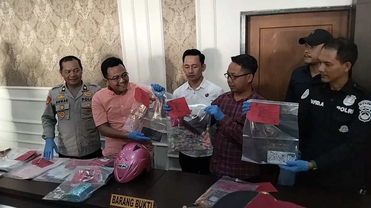 
DILIHATKAN: Kepolisian menunjukkan barang bukti dukun cabul di Mapolresta Pati pada Selasa (12/5). (ANDRE FAIDHIL FALAH/RADAR PATI)
