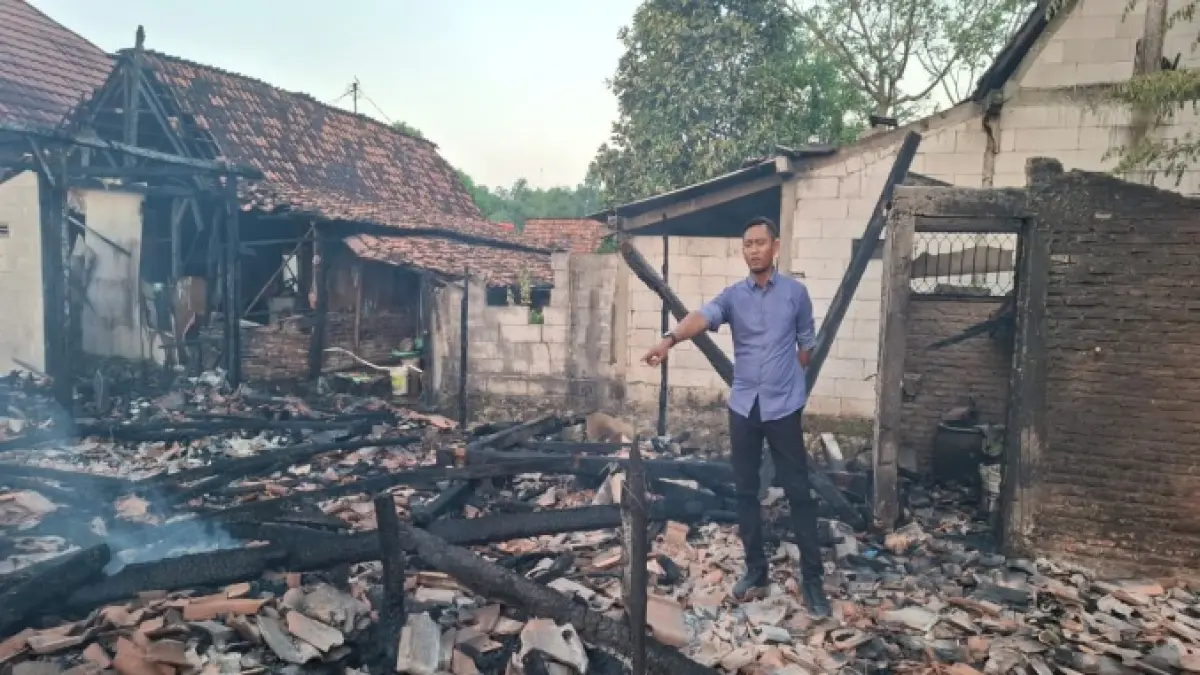 OLAH TKP – Anggota Polsek Wirosari melakukan olah TKP rumah terbakar di Dusun Soko RT 004 RW 004, Desa Dapurno, Kecamatan Wirosari, Kabupaten Grobogan,