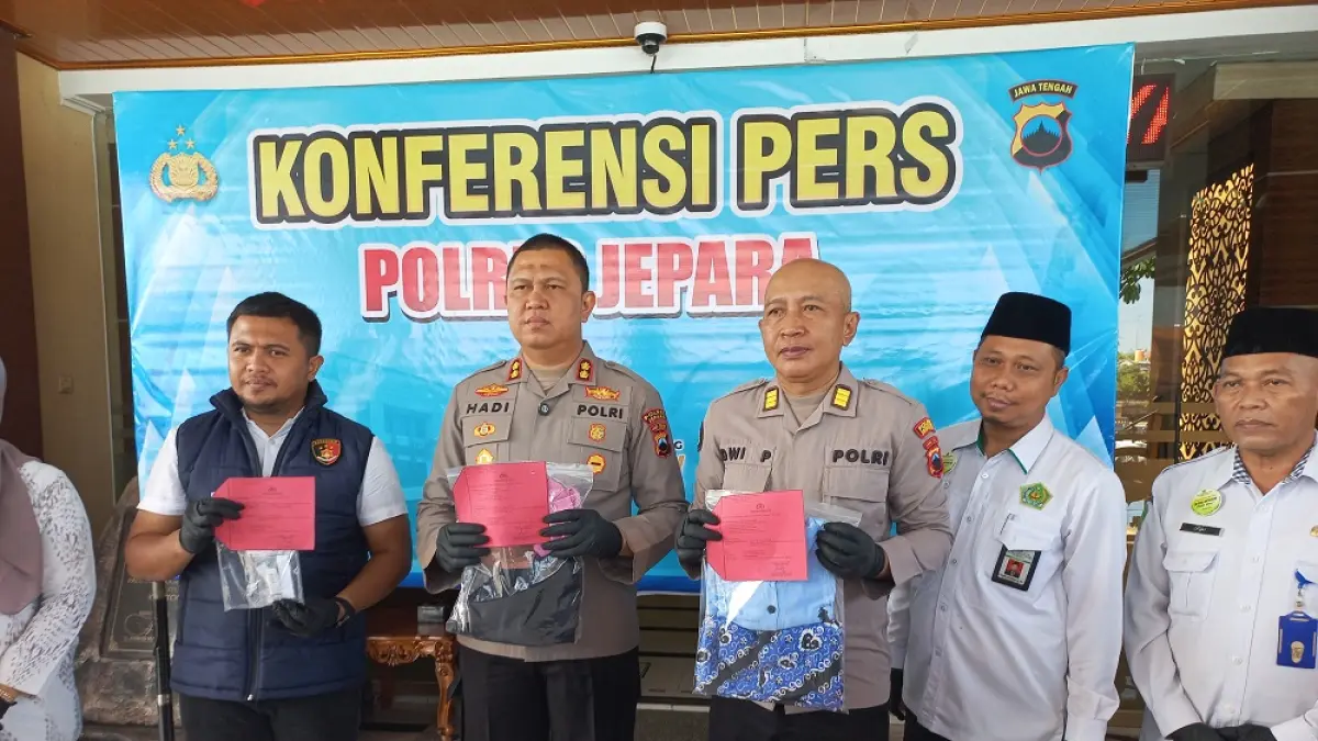 PERS RILIS: Aparat menunjukkan barang bukti tindak pidana kekerasan seksual yang dilakukan oleh Pimpinan Ponpes Al Anwar Mantingan Ibnu Abi Jamroh pada Selasa (12/5). (FIKRI THOHARUDIN/RADAR PATI)
