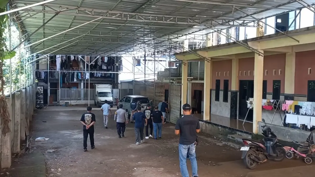 TERANCAM DITUTUP: Tampak depan kompleks Ponpes Al Anwar yang didirikan oleh Ibnu Abi Jamroh, menyatu dengan kediamannya. (FIKRI THOHARUDIN/RADAR PATI)