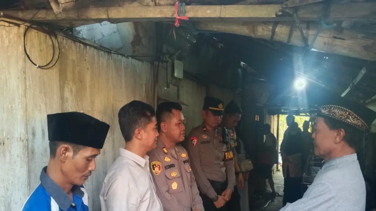 TINJAU LOKASI – Kapolsek Purwodadi AKP Siswanto meninjau rumah terjadi kejadian orang kesetrum. 