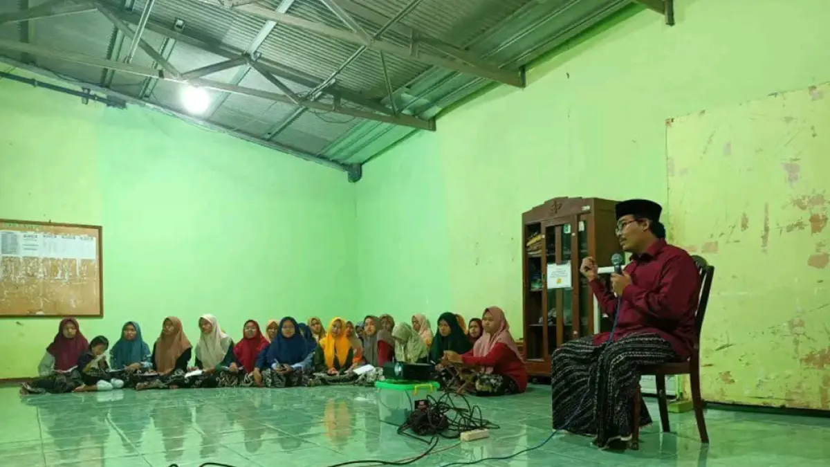 
BELAJAR: Santri membaca kitab di salah satu pondok di Pati belum lama ini. (ANDRE FAIDHIL FALAH/RADAR PATI)