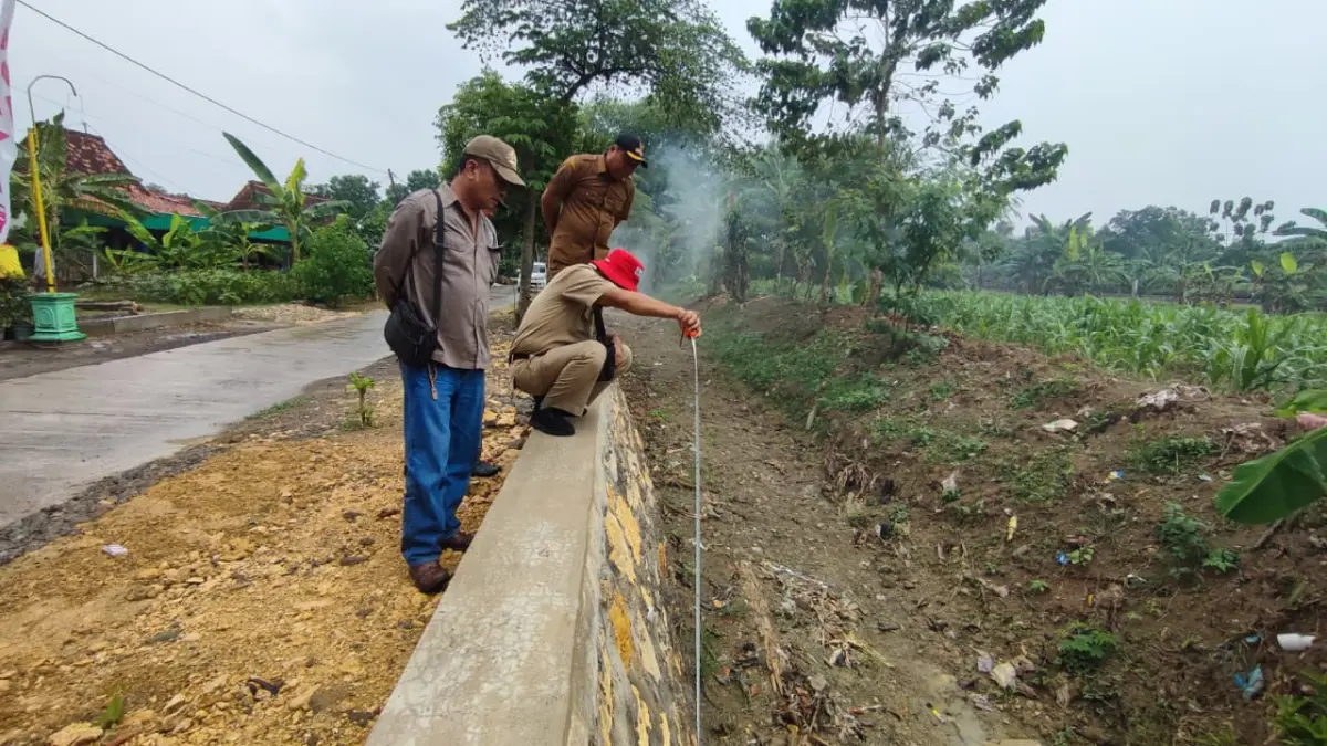 MONEV: Tim Dispermades Grobogan saat melakukan pengukuran bangunan yang bersumber dari DD. (Dispermades Grobogan untuk RadarPati)