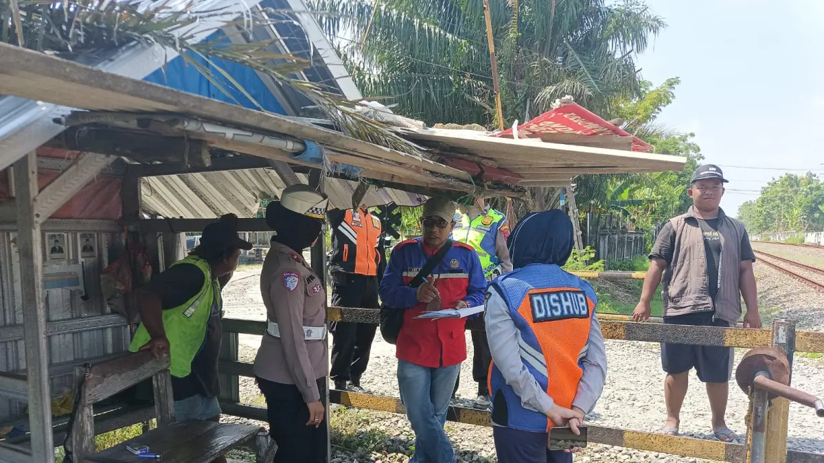 PEMETAAN: Satlantas dan Dishub Grobogan saat melakukan pemetaan titik perlintasan sebidang di sejumlah wilayah.
(SATLANTAS GROBOGAN UNTUK RADAR KUDUS)